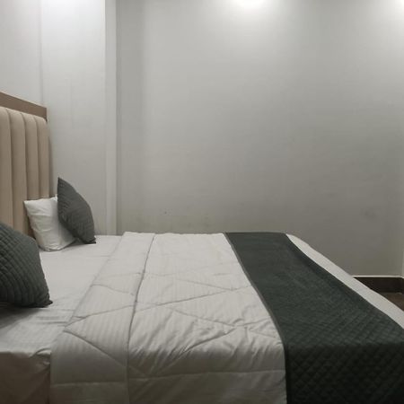 Hotel Whitehouse Ac Family Room Агра Екстер'єр фото