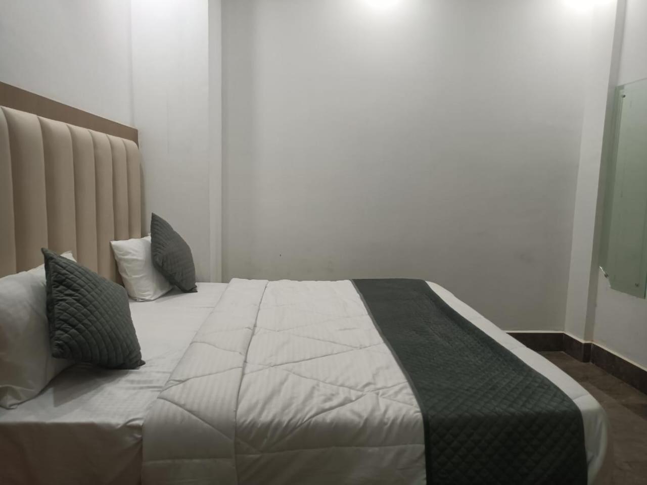 Hotel Whitehouse Ac Family Room Агра Екстер'єр фото