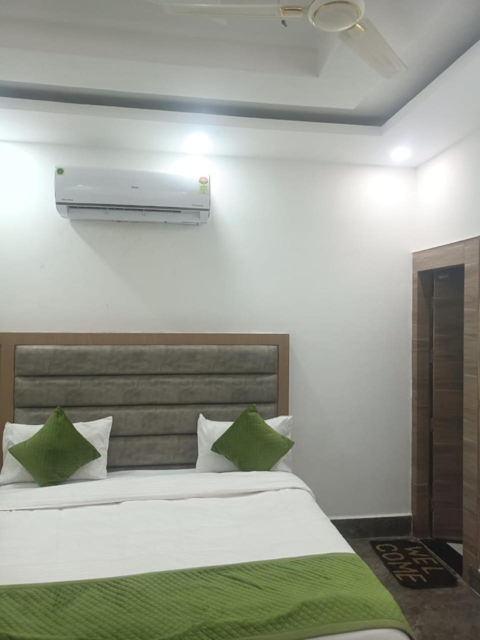 Hotel Whitehouse Ac Family Room Агра Екстер'єр фото