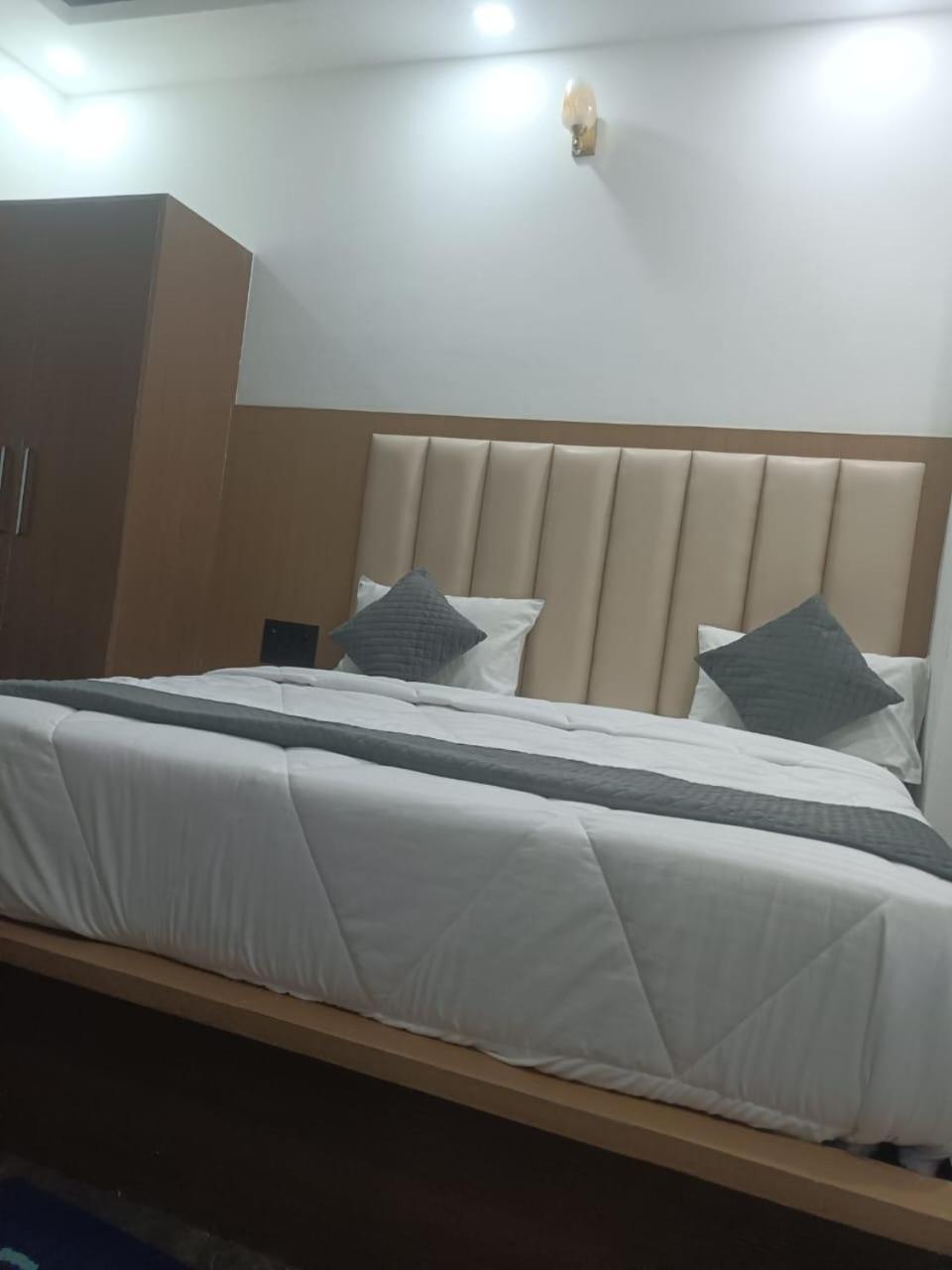 Hotel Whitehouse Ac Family Room Агра Екстер'єр фото