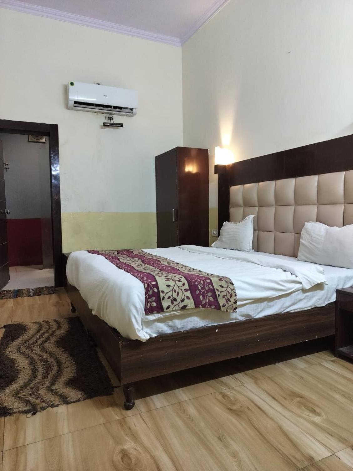 Hotel Whitehouse Ac Family Room Агра Екстер'єр фото
